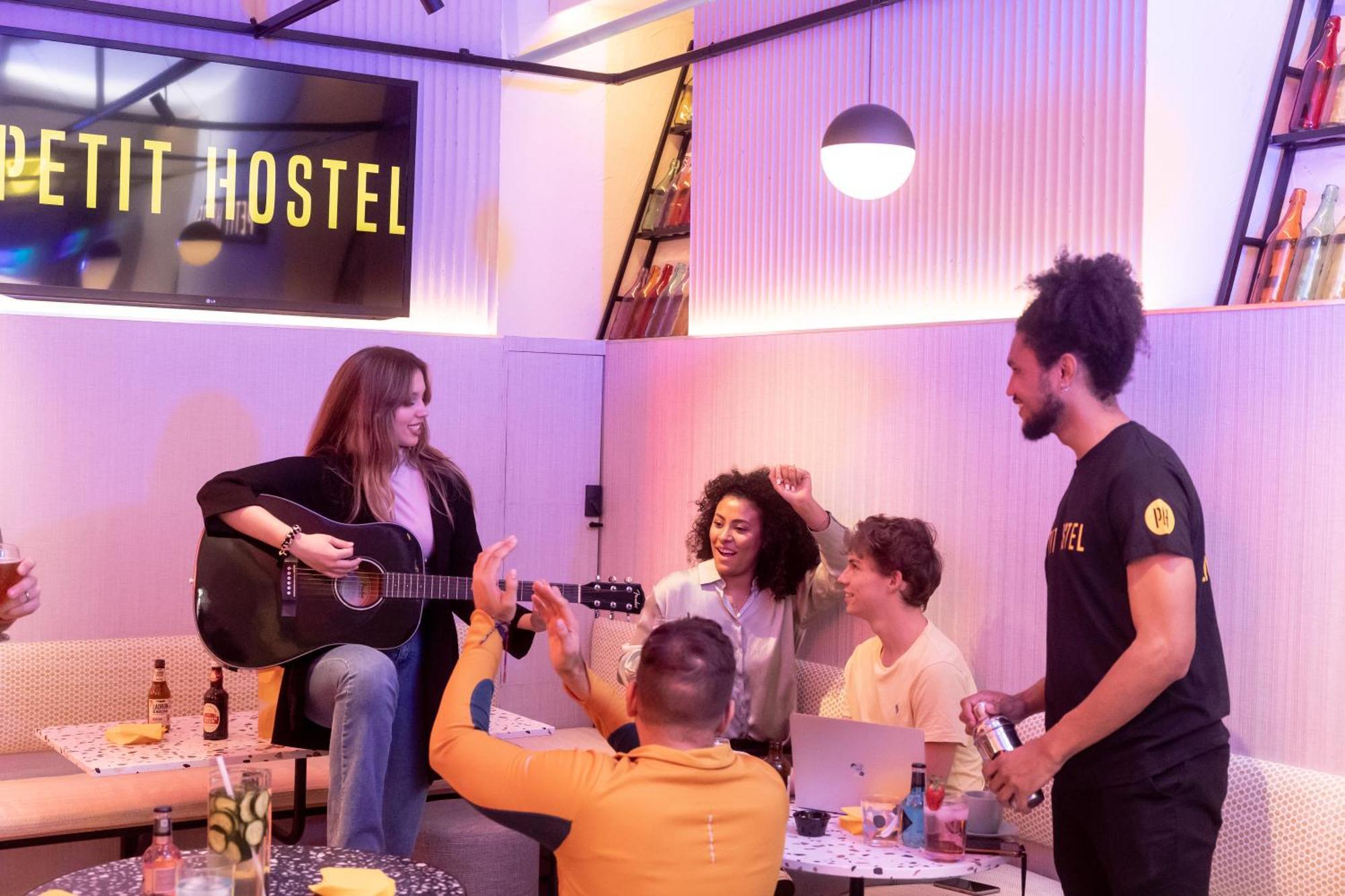 Petit Hostel Palacio Real Madrid Dış mekan fotoğraf